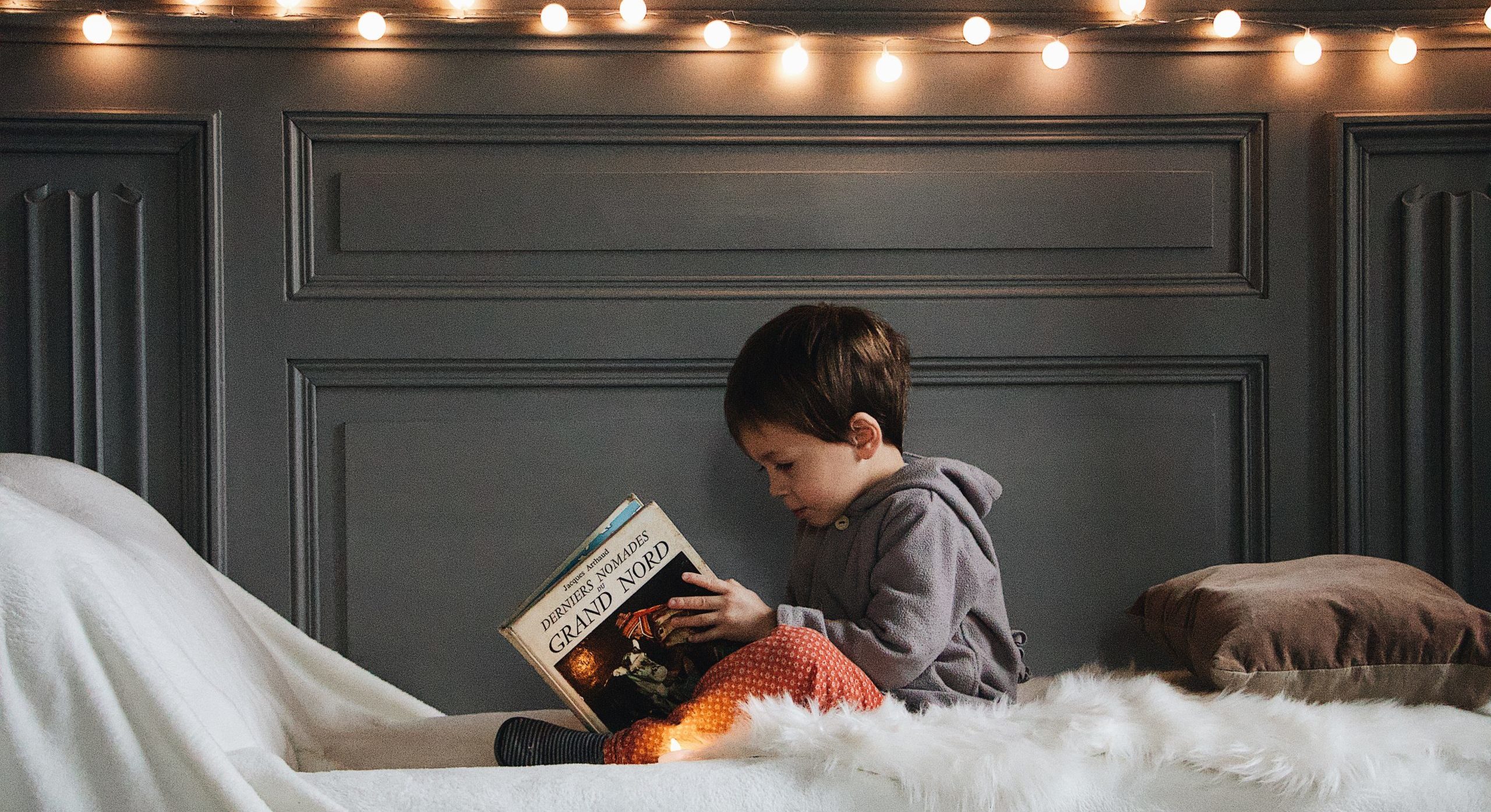Bedtime story for a kid reading at bed to sleep